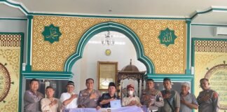Ditlantas Polda Lampung Gelar Jumat Berkah, Bersihkan Masjid dan Salurkan Bantuan Sembako*