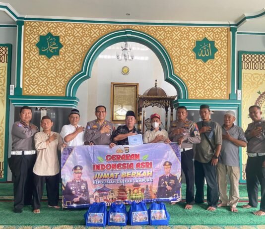 Ditlantas Polda Lampung Gelar Jumat Berkah, Bersihkan Masjid dan Salurkan Bantuan Sembako*