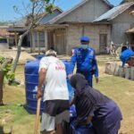 Satpolairud Polres Lampung Selatan Distribusikan Air Bersih untuk Warga Dusun Kayu Tabu*