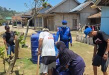 Satpolairud Polres Lampung Selatan Distribusikan Air Bersih untuk Warga Dusun Kayu Tabu*