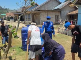 Satpolairud Polres Lampung Selatan Distribusikan Air Bersih untuk Warga Dusun Kayu Tabu*