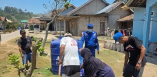 Satpolairud Polres Lampung Selatan Distribusikan Air Bersih untuk Warga Dusun Kayu Tabu*