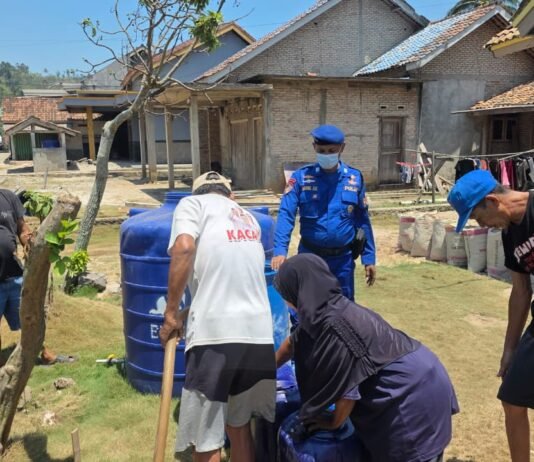 Satpolairud Polres Lampung Selatan Distribusikan Air Bersih untuk Warga Dusun Kayu Tabu*